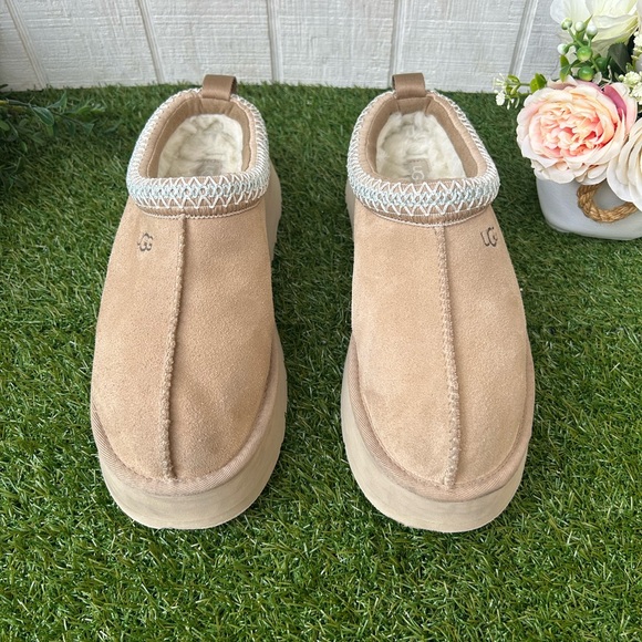 UGG Tazz women size 10
BestSeller/ pre owned 
Color Sand - Picture 14 of 16